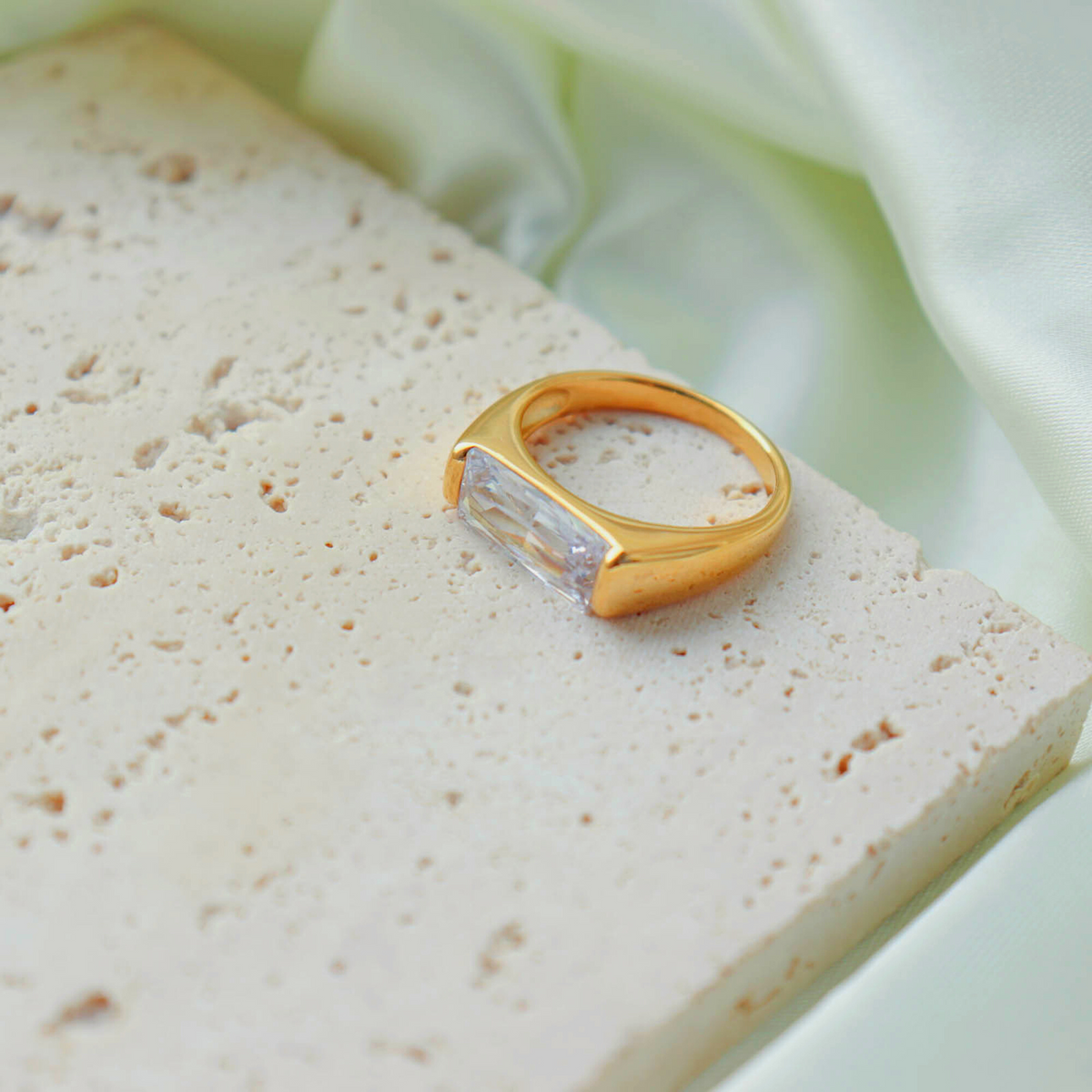 JOLIE CRYSTAL RING
